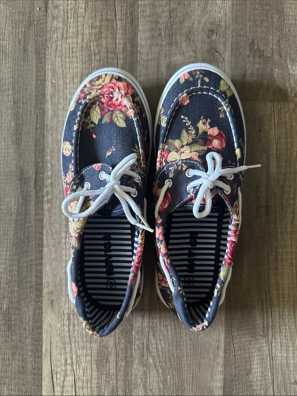 Brand New Women’s Navig8 Dark Denim Floral Boat Shoe in size 8.0